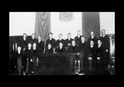 En la fotografía oficial, los Ministros de la Suprema Corte de Justicia visten por primera vez la toga. Salón de Audiencias del Tribunal Pleno. Junio 2 de 1941.